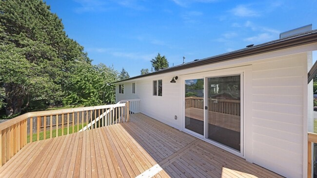 Building Photo - 4 Bed 3 Bath - Excellent Condition - Island Hospital - NAS Whidbey