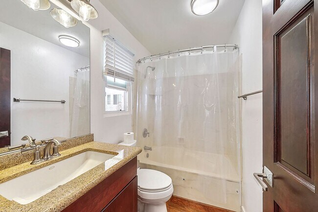 Building Photo - Stunning Condo with Downtown Views – Prime...
