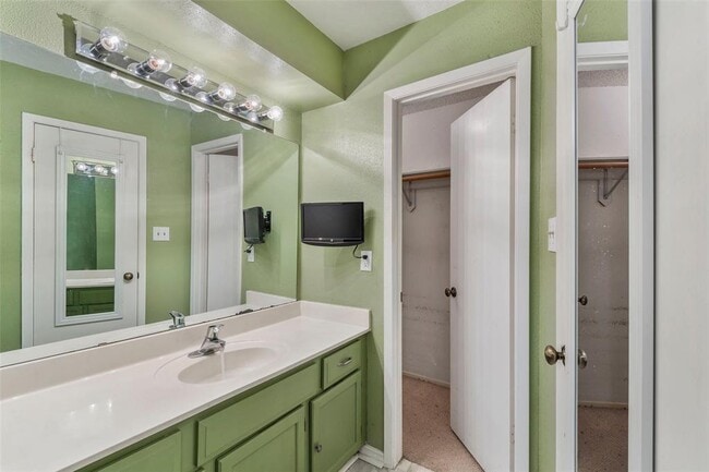 Building Photo - 14947 Heritage Wood Dr