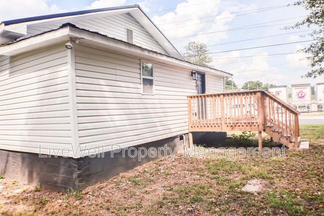 Building Photo - 1005 6th Pl
