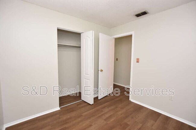 Building Photo - 1015 E Tee Cir