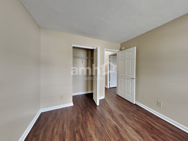 Building Photo - 7864 Fox Glen Dr