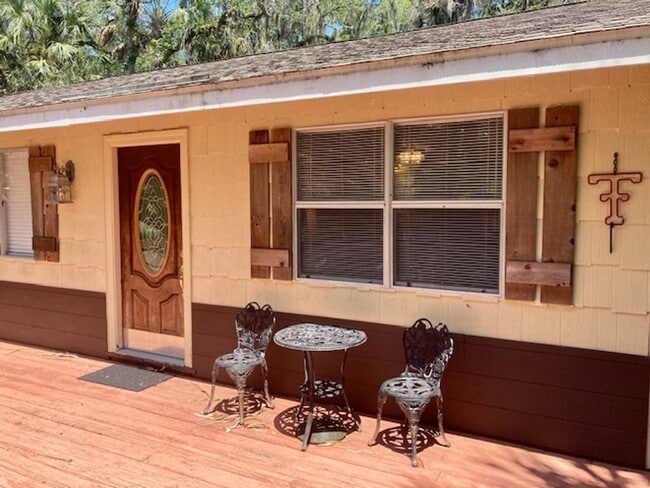 Building Photo - Captains' Lodge Old Homosassa