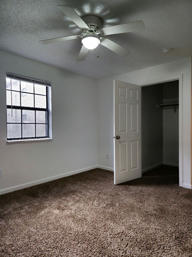 Building Photo - Gorgeous 4 bed 2 bath unit available soon!