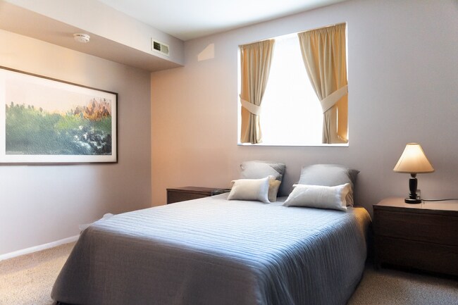 Building Photo - Beautifully Updated 2-Bedroom in Grove Park—Transit Access