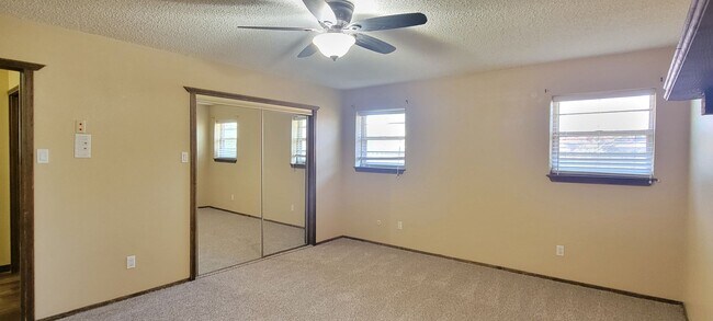 Building Photo - LARGE 3 BEDROOM HOME IN NORTHEAST CLOVIS