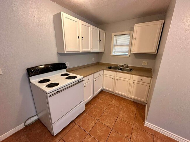 Building Photo - 306 Lake Rd