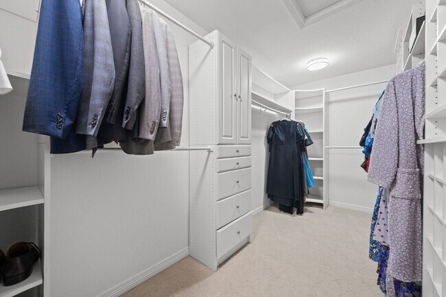 Building Photo - 2062 Hyacinth Rd