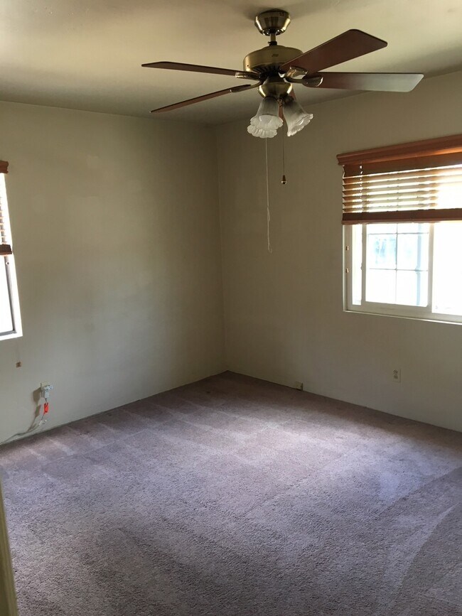 Building Photo - 4 Bedroom 2 Bath Home in College Area near...