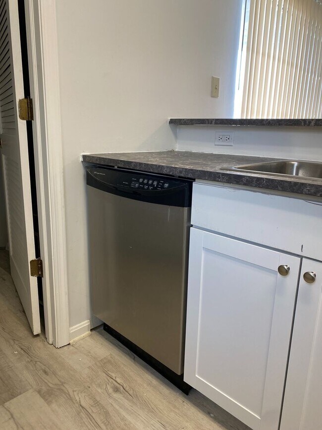 Building Photo - Remodeled Seven Oaks Condo
