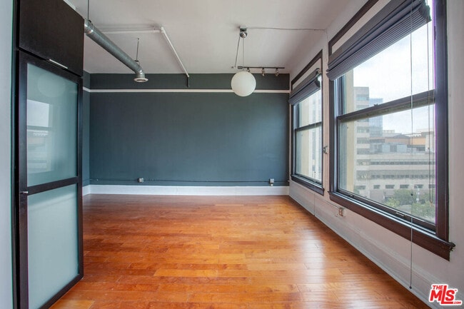 Building Photo - 108 W 2nd St