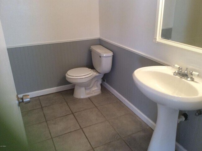 Building Photo - 2694 E Oakleaf Dr