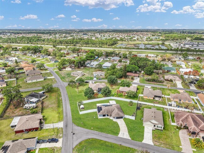 Building Photo - 702 NW Orchid St