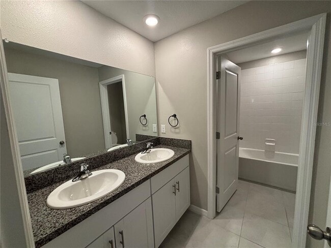 Building Photo - 572 Argyll Dr