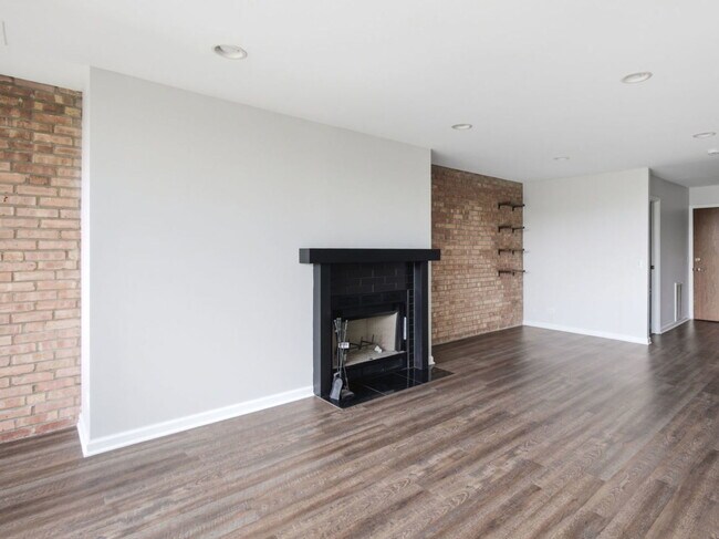Building Photo - 5950 Oakwood Dr