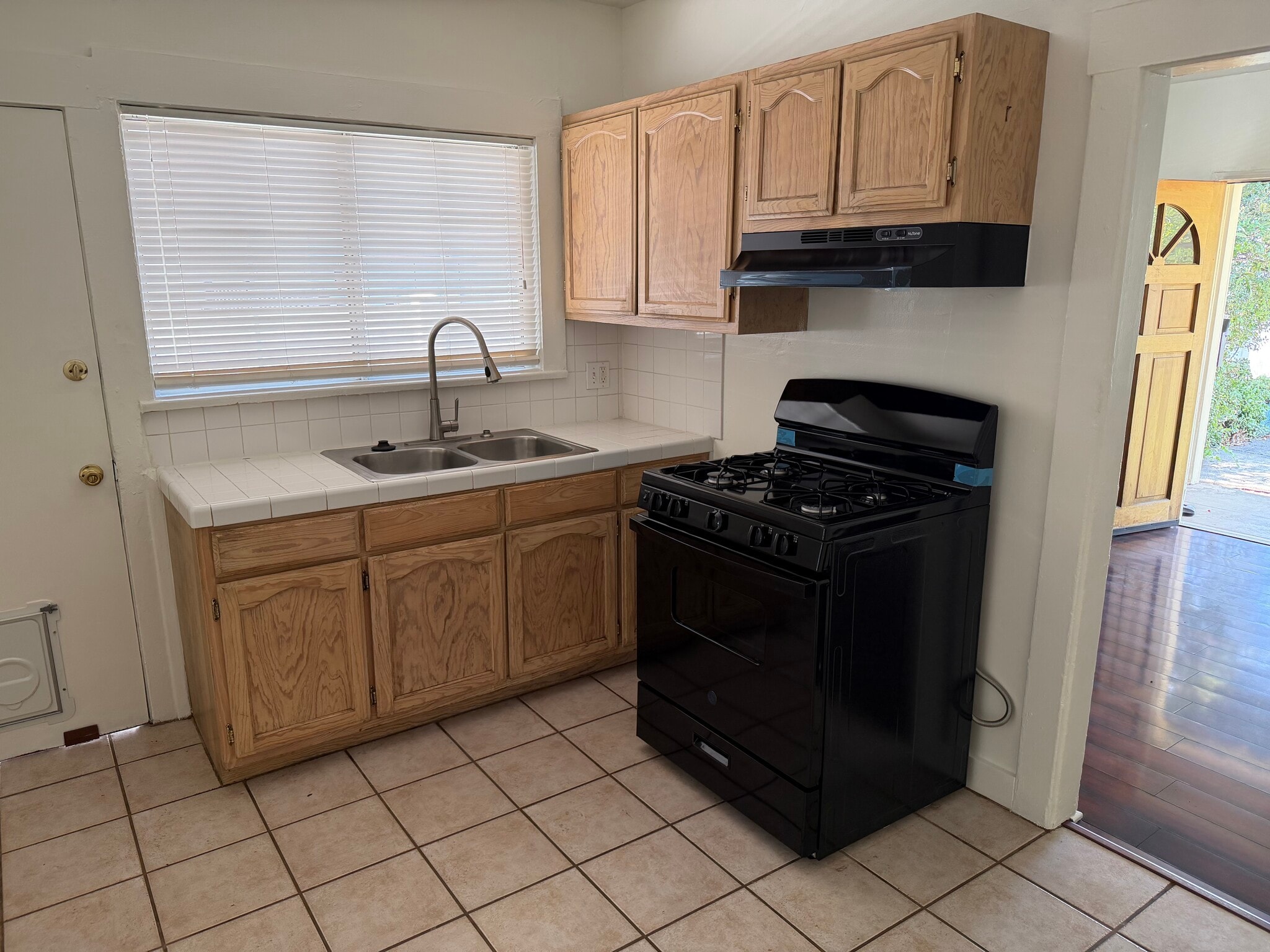 kitchen - 559 Lincoln Ave