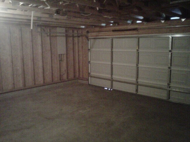 Building Photo - Rare 4 Bed 2 Bath with Attached Garage