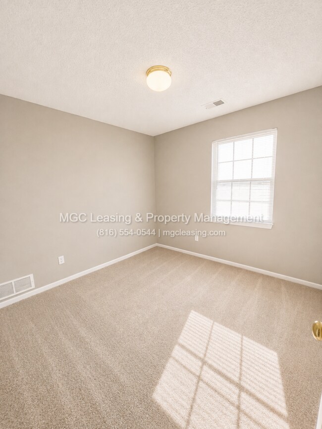 Building Photo - Spacious 3-Bedroom Townhome on the North side of Lee's Summit