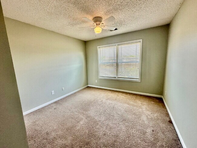Building Photo - Fantastic Three Bedroom Updated Home in Bluffton!