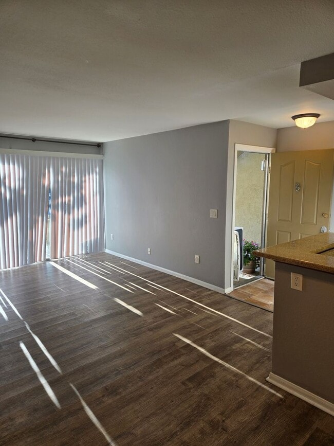 Building Photo - 2 Bedroom 1 Bathroom Condo