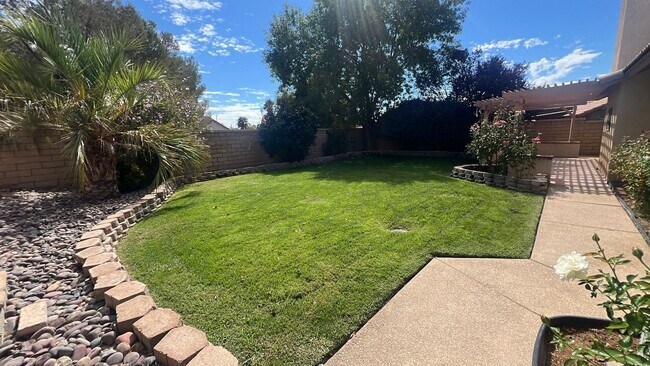 Building Photo - Single Story Rosamond home