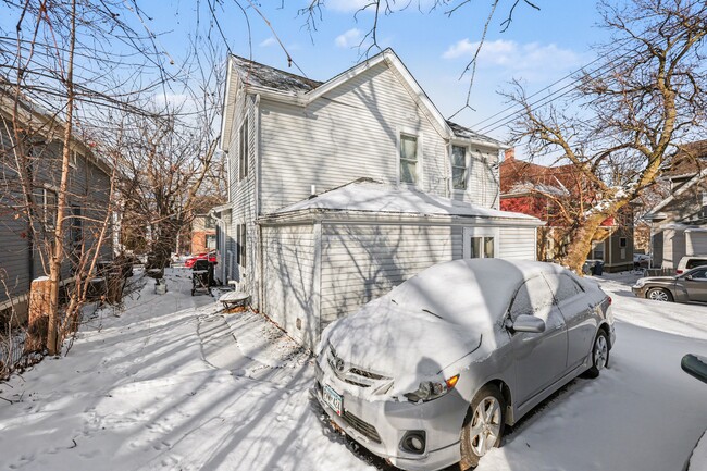 Building Photo - 412 N Thayer St