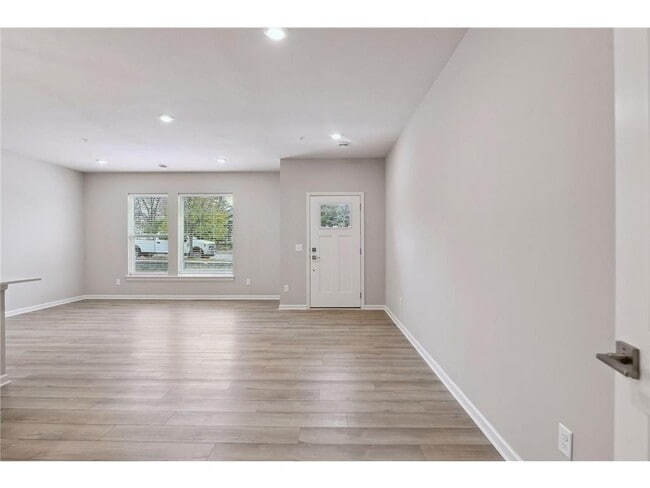 Building Photo - 2438 N Blossom Cir