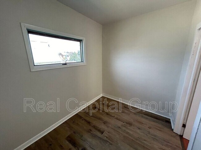 Building Photo - 305 Cable St