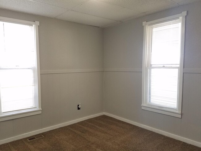 Building Photo - PRE-LEASING Available June 1, 2025. Proper...
