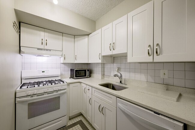 Building Photo - Two-level 2BR/2BA Condo with Balcony and Garage Parking