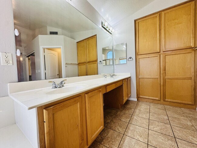 Building Photo - 672 W Raven Dr