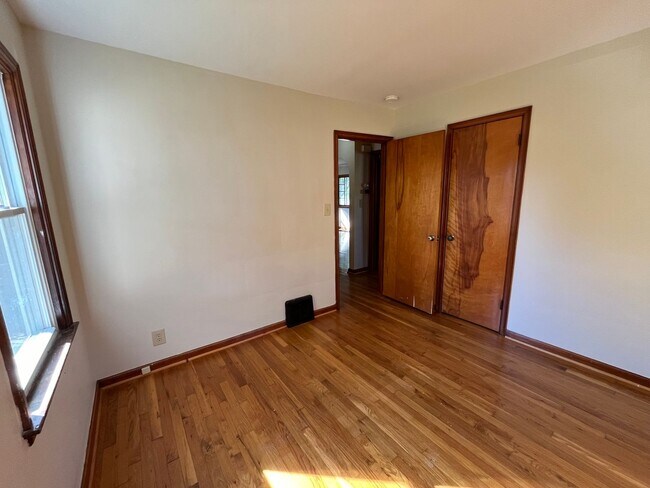 Building Photo - **3-BEDROOM HOUSE W/ 2-CAR GARAGE IN BEECH...