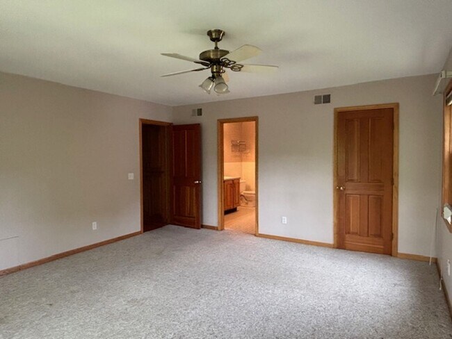 Building Photo - Spacious 4 BR/4 BA Single-Family Home in a Beautiful Wayzata/Minnetonka Neighborhood!