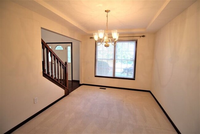 Building Photo - 5147 St Laurent Dr
