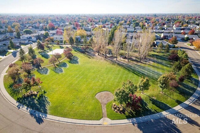 Building Photo - Suburban Dream: Exquisite 3BR Retreat with Modern Comforts and a Pet-Friendly Yard in Meridian