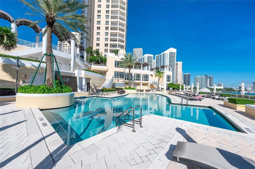 Building Photo - 808 Brickell Key Dr