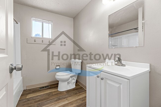 Building Photo - Large 4 Bedroom 2 Bathroom Home with Off S...