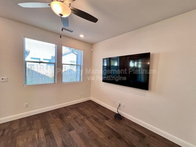 Building Photo - 1436 E Via Albero Dr