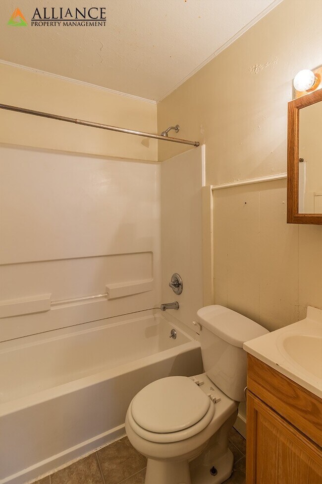 Building Photo - 901 Ratone St