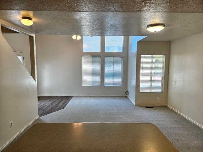 Building Photo - Spacious 3 Bd 2.5 Bath Townhouse in Bountiful