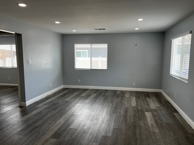 Building Photo - Remodeled 3 Bedroom 2 Bath House with 4 Ca...