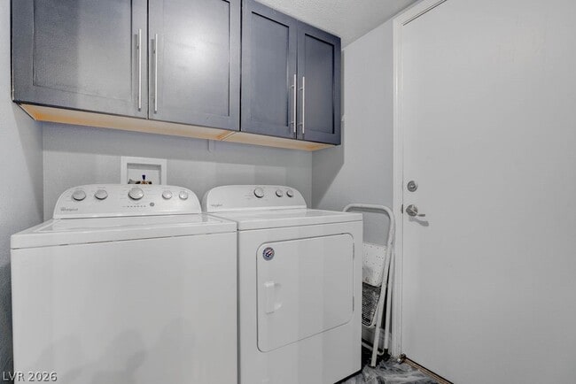 Building Photo - 879 Cozy Valley St