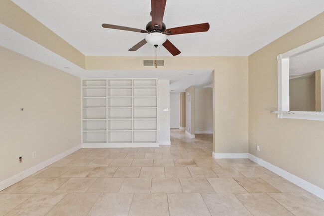 Building Photo - 2232 W Lindner Ave