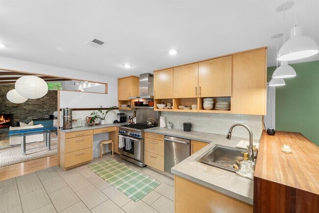 Building Photo - 2402 Rockingham Cir