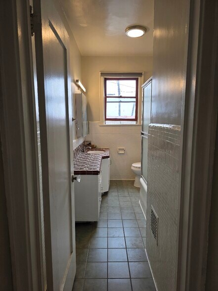 Bathroom 2 - 1647 Angelus Ave