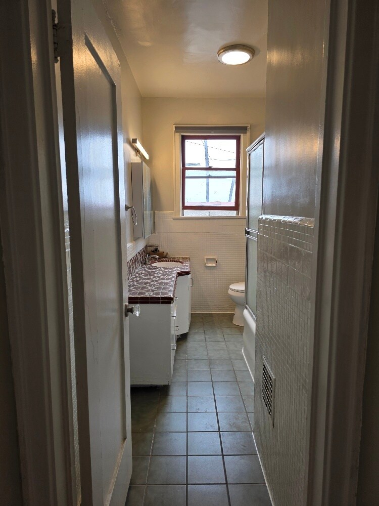 Bathroom 2 - 1647 Angelus Ave