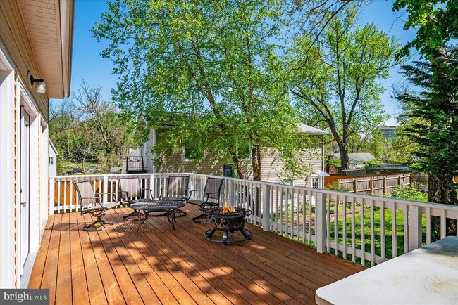 Building Photo - 11109 Hillsdale Dr
