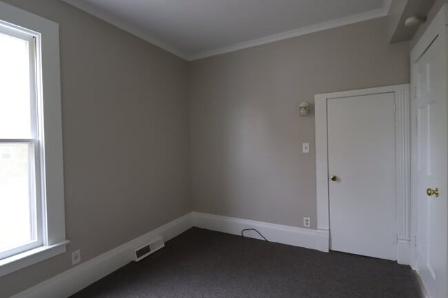 Building Photo - Large Updated 4 Bedroom Single Family Home