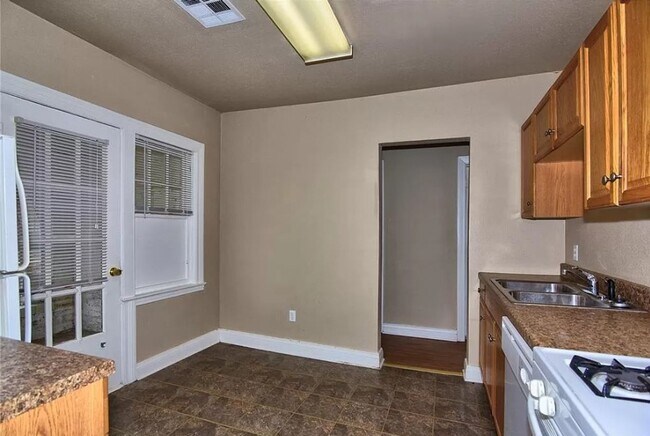 Building Photo - MAJOR PRICE DROP! Excellent home located in Kendall - Whittier!