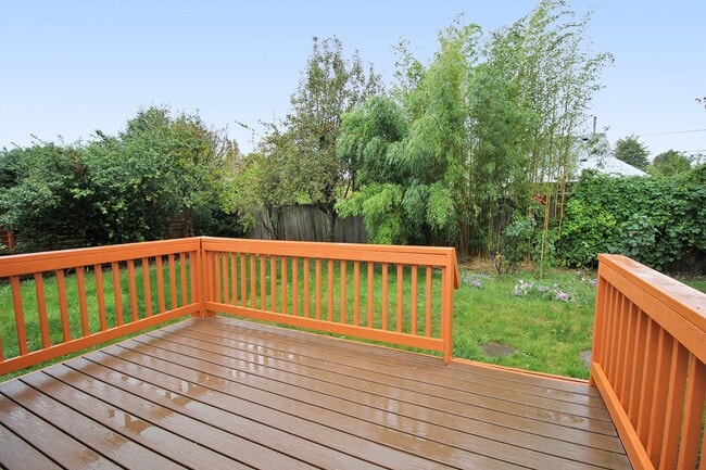 Building Photo - 224 NE 127th Ave